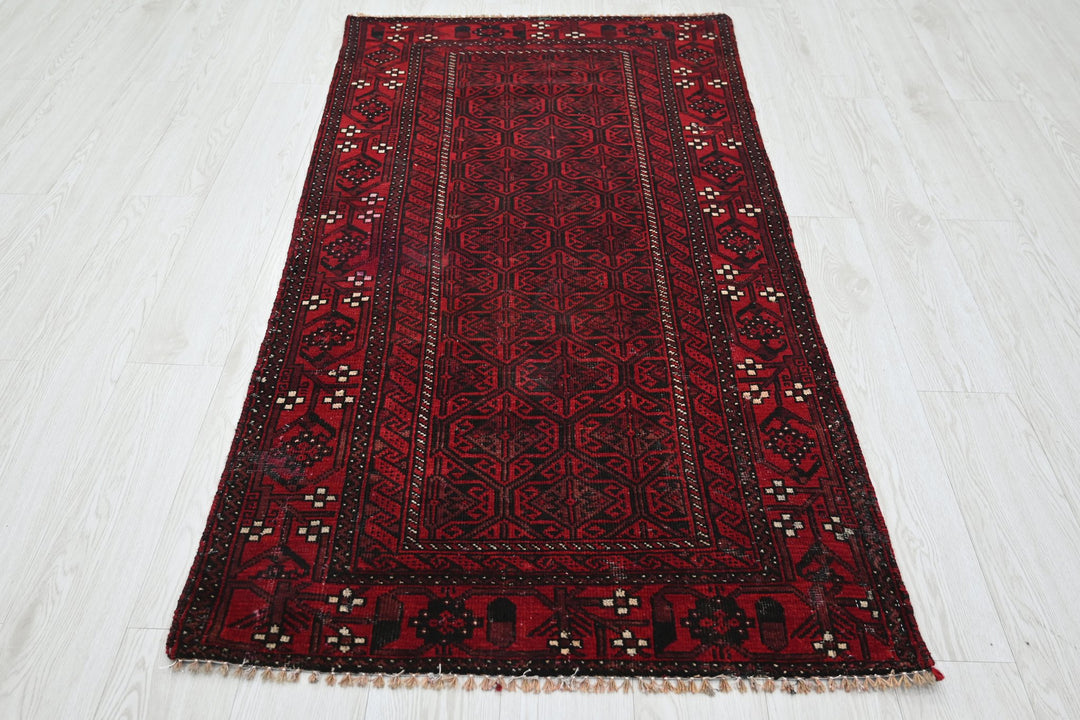 red Accent rug 3' 0" x 5' 10"