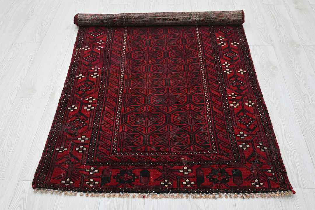red Accent rug 3' 0" x 5' 10"