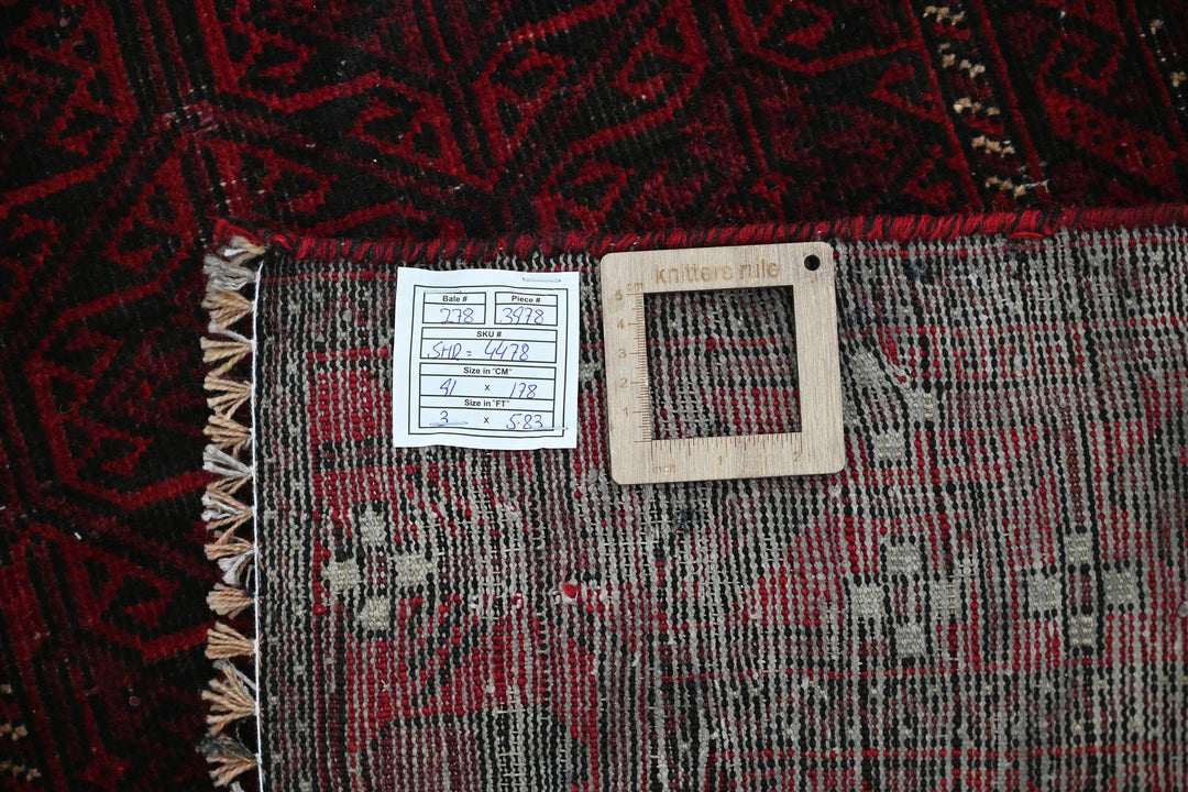 red Accent rug 3' 0" x 5' 10"