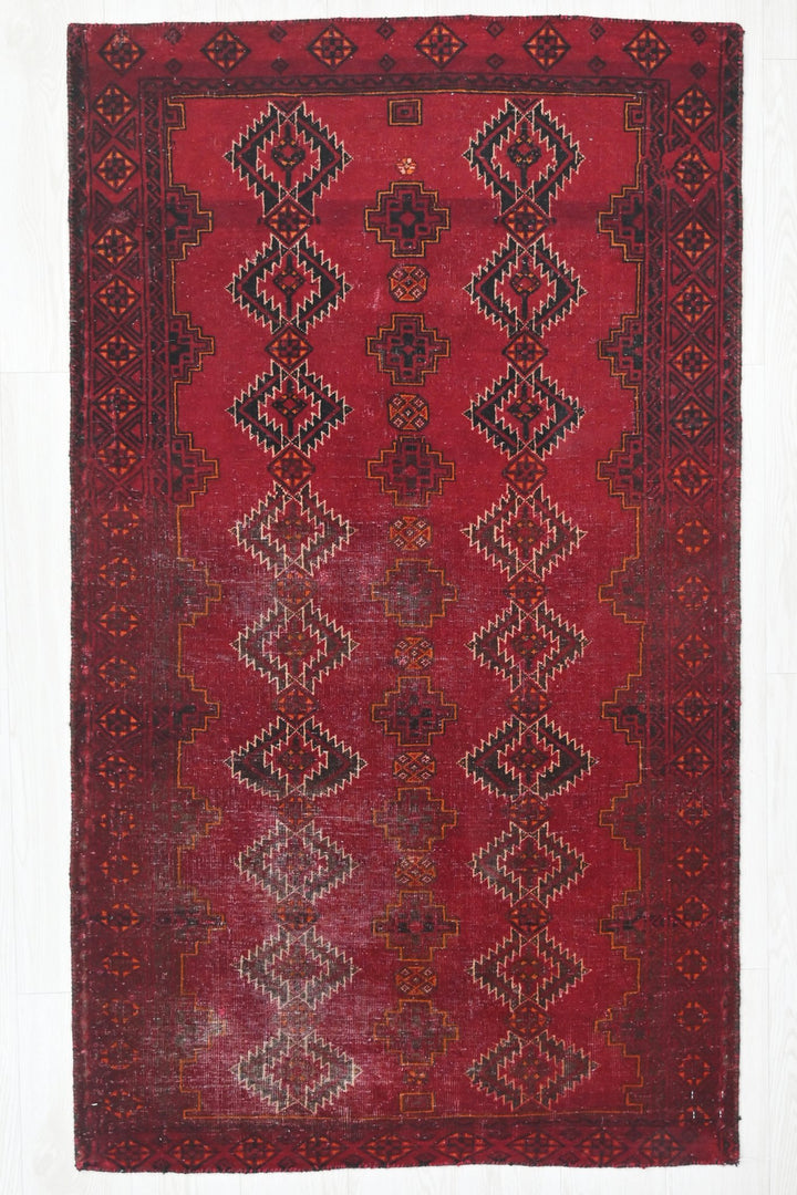 red Accent rug 3' 1" x 5' 7"
