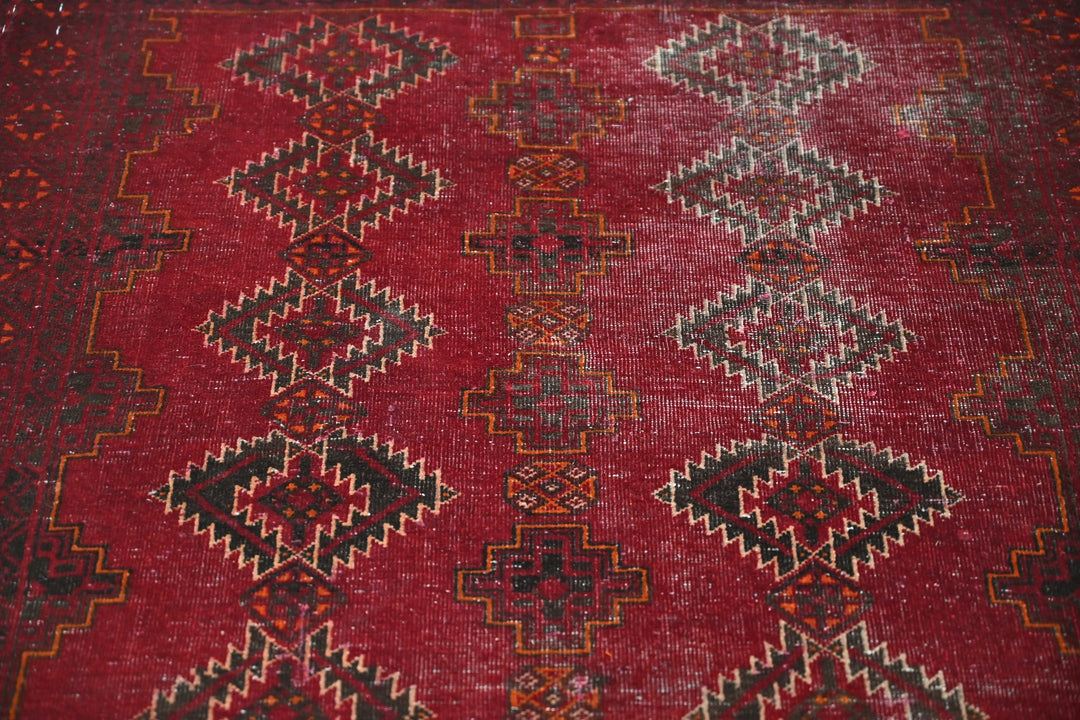 red Accent rug 3' 1" x 5' 7"