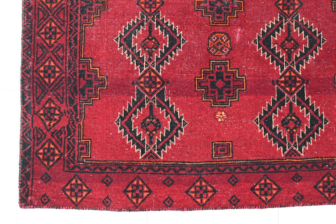 red Accent rug 3' 1" x 5' 7"