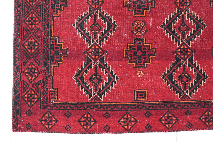 red Accent rug 3' 1" x 5' 7"
