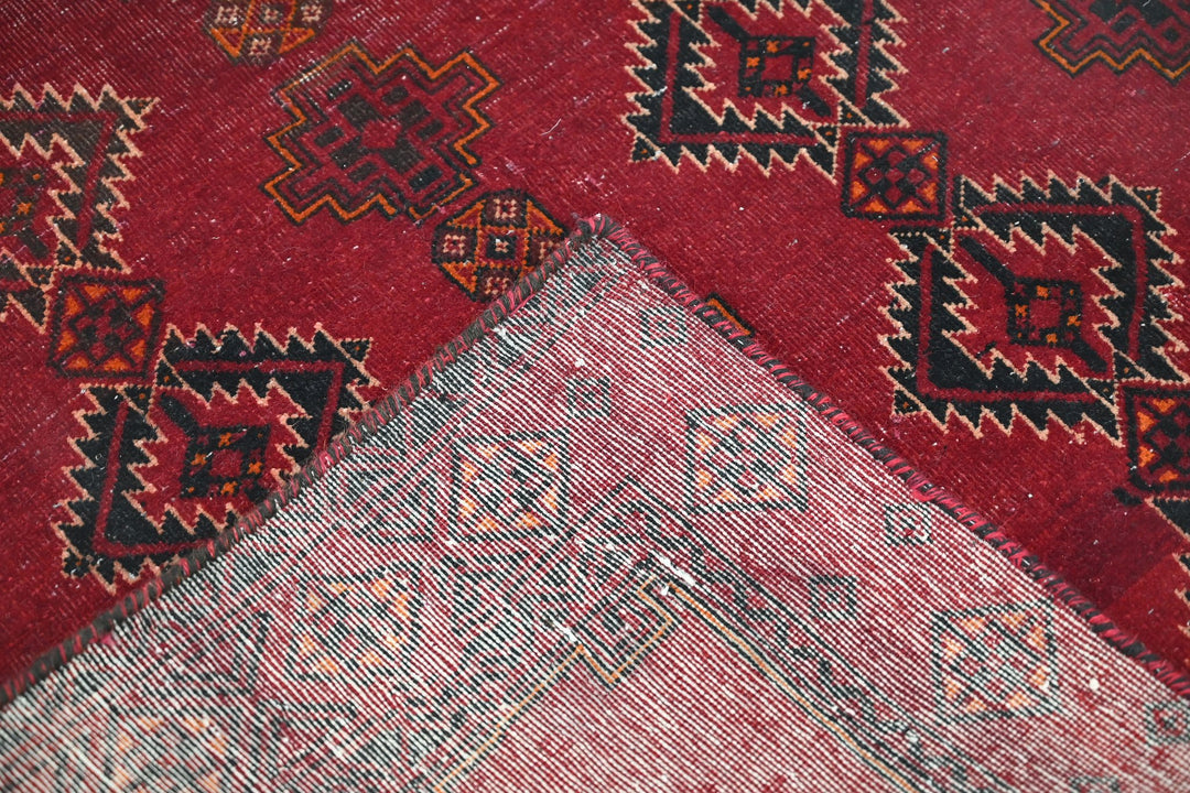 red Accent rug 3' 1" x 5' 7"