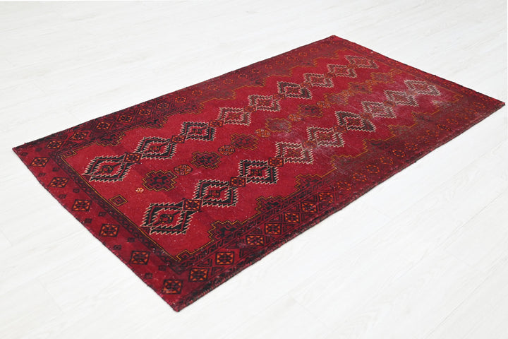 red Accent rug 3' 1" x 5' 7"