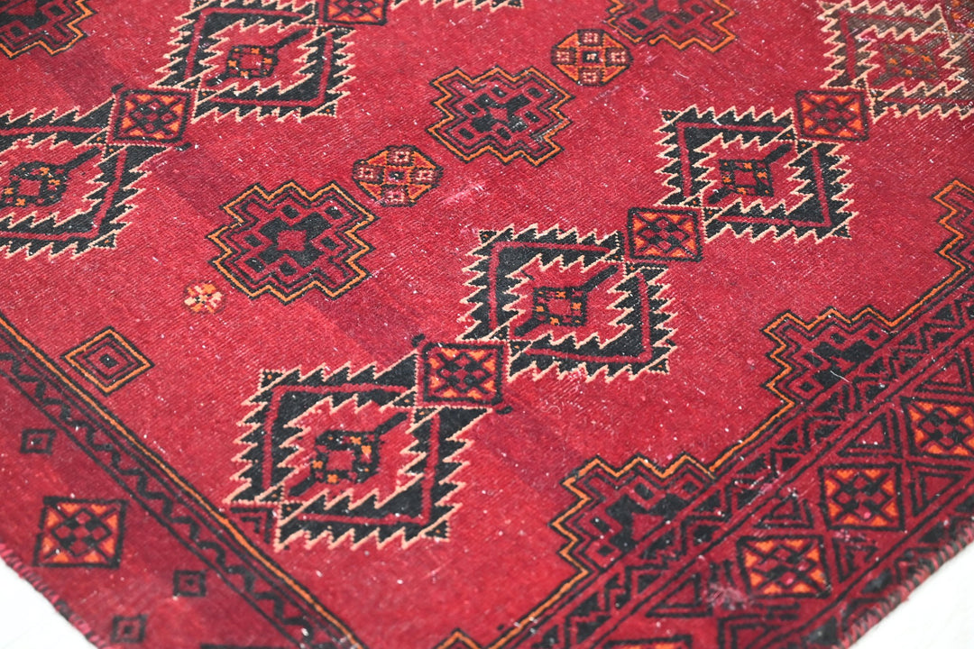 red Accent rug 3' 1" x 5' 7"