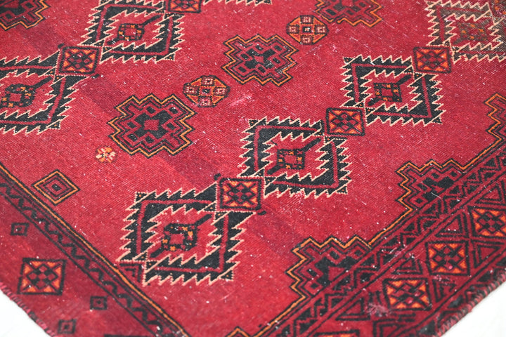 red Accent rug 3' 1" x 5' 7"