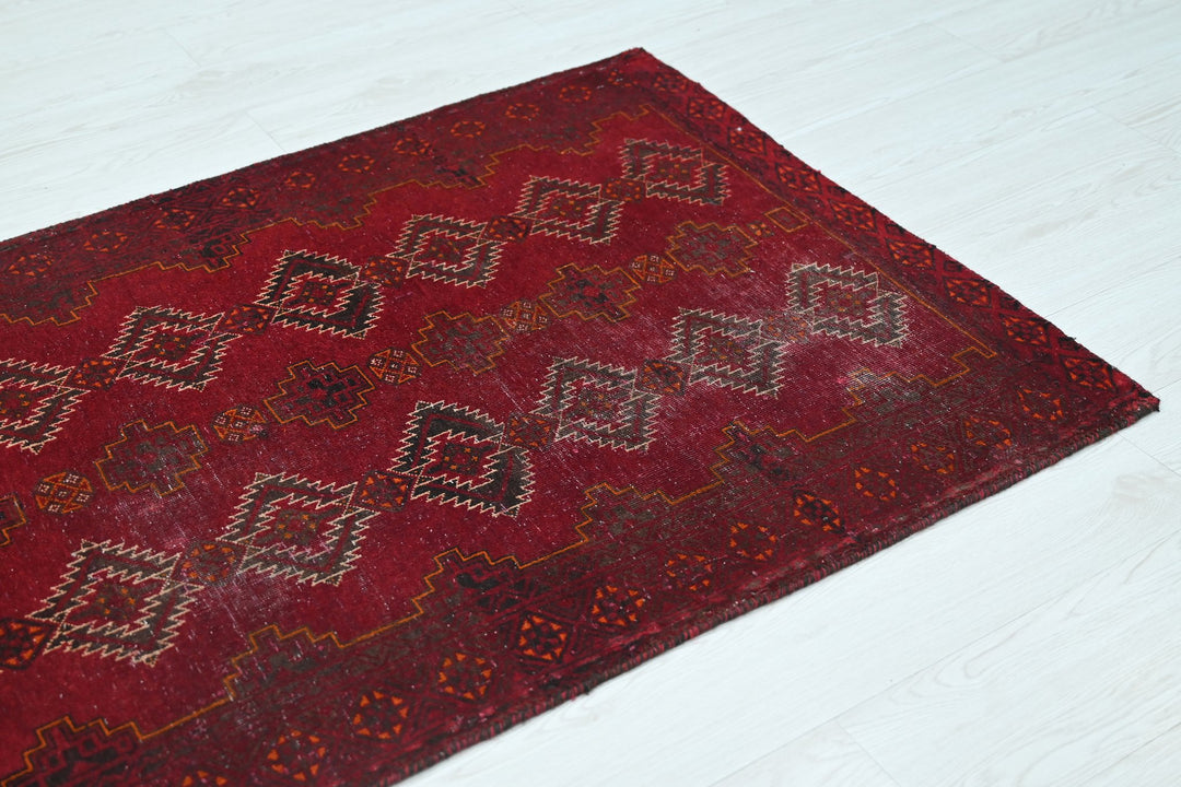 red Accent rug 3' 1" x 5' 7"