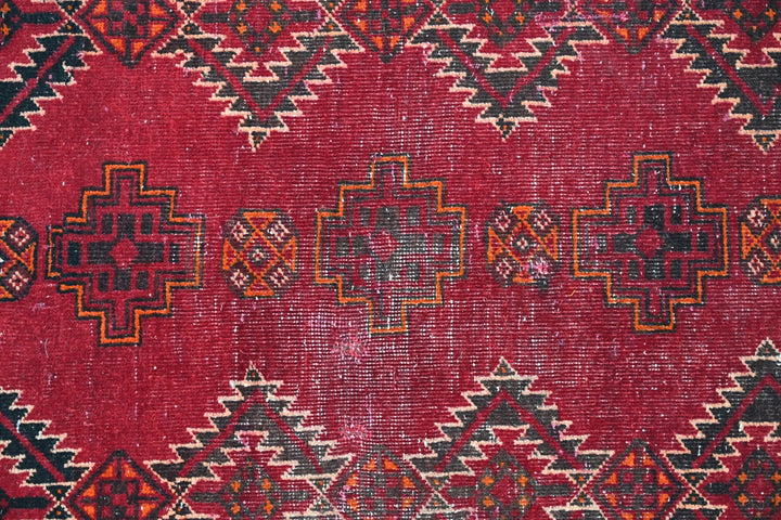 red Accent rug 3' 1" x 5' 7"