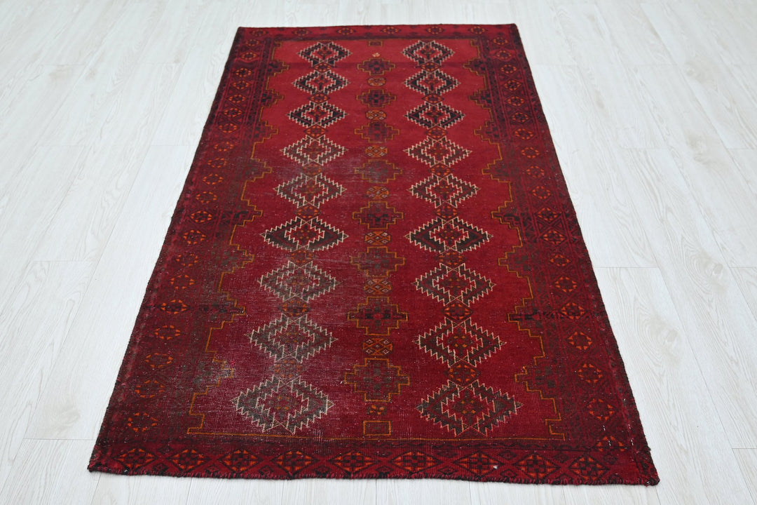 red Accent rug 3' 1" x 5' 7"