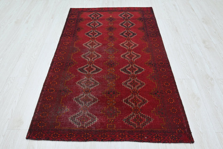 red Accent rug 3' 1" x 5' 7"