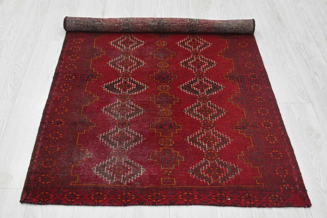red Accent rug 3' 1" x 5' 7"