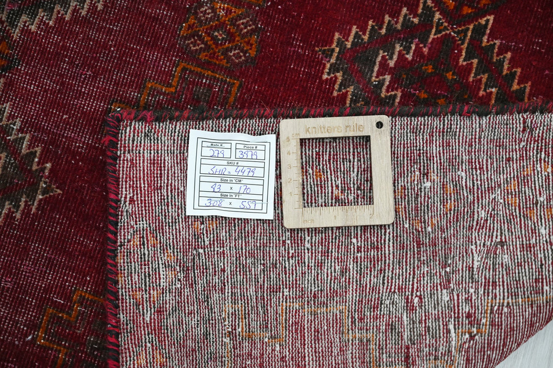 red Accent rug 3' 1" x 5' 7"