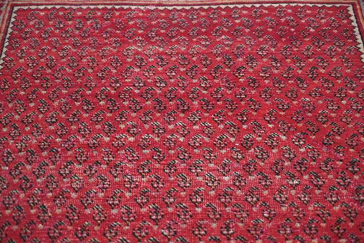 red Accent rug 3' 5" x 6' 0"