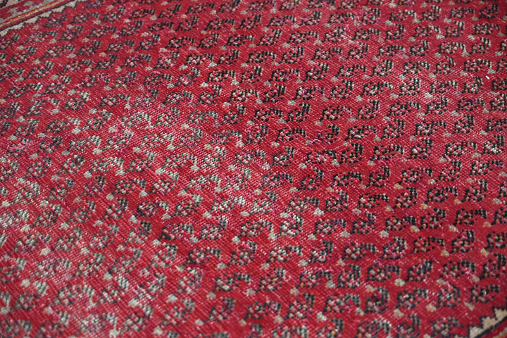 red Accent rug 3' 5" x 6' 0"