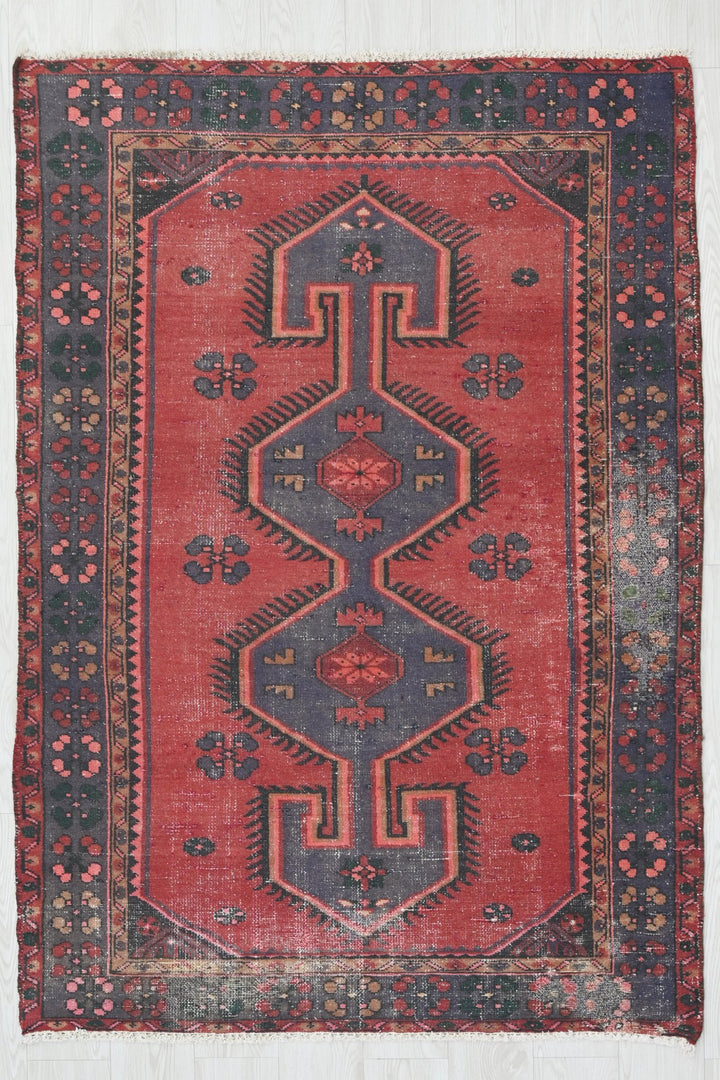 red Accent rug 4' 0" x 5' 10"