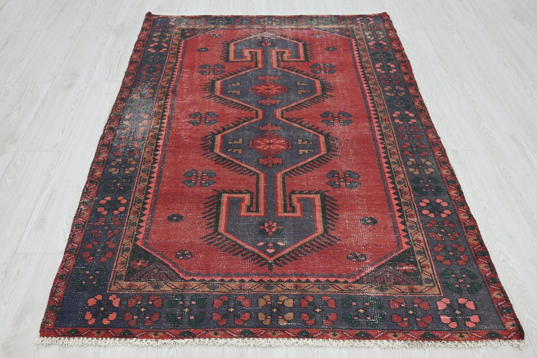 red Accent rug 4' 0" x 5' 10"