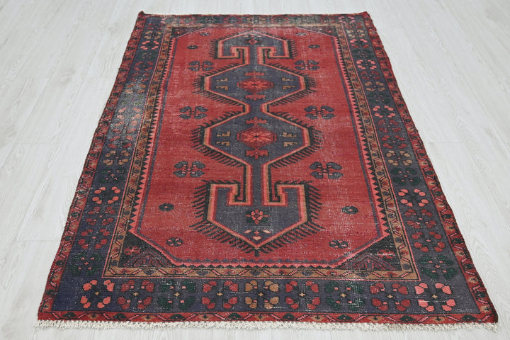 red Accent rug 4' 0" x 5' 10"