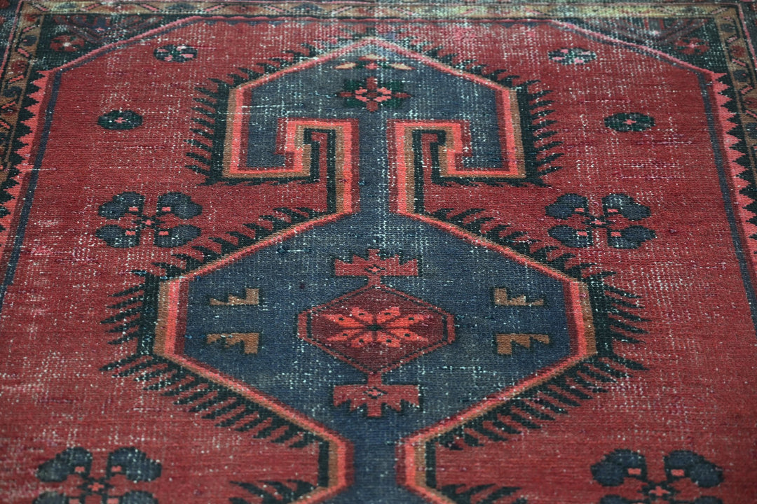 red Accent rug 4' 0" x 5' 10"