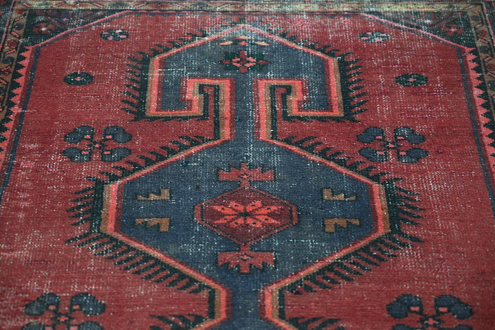 red Accent rug 4' 0" x 5' 10"