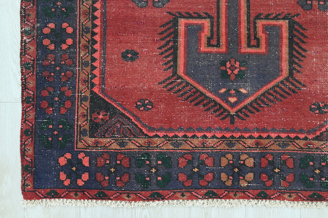 red Accent rug 4' 0" x 5' 10"