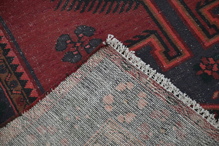red Accent rug 4' 0" x 5' 10"