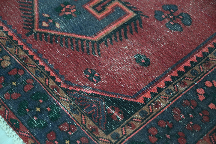 red Accent rug 4' 0" x 5' 10"