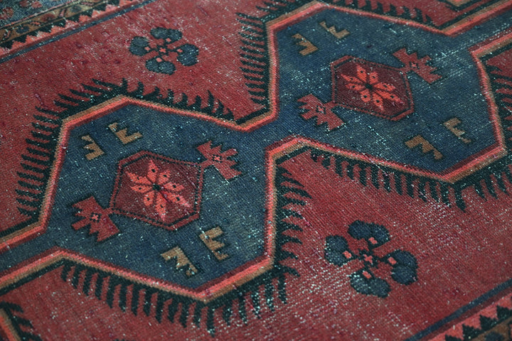 red Accent rug 4' 0" x 5' 10"