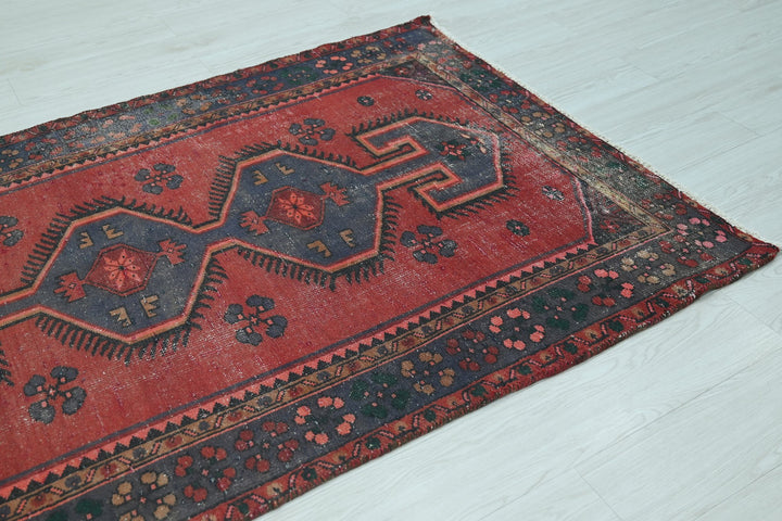 red Accent rug 4' 0" x 5' 10"