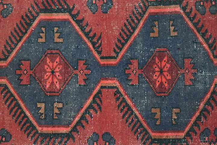 red Accent rug 4' 0" x 5' 10"