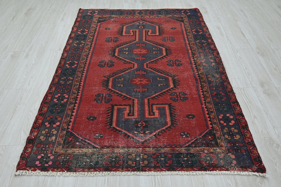 red Accent rug 4' 0" x 5' 10"