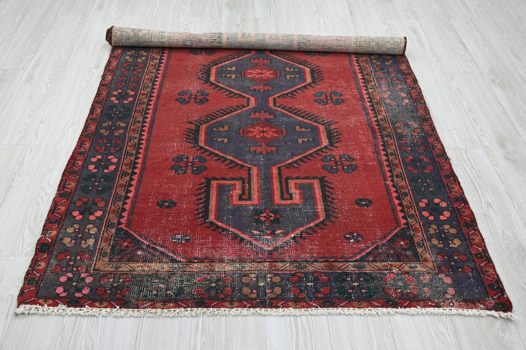 red Accent rug 4' 0" x 5' 10"