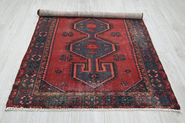 red Accent rug 4' 0" x 5' 10"