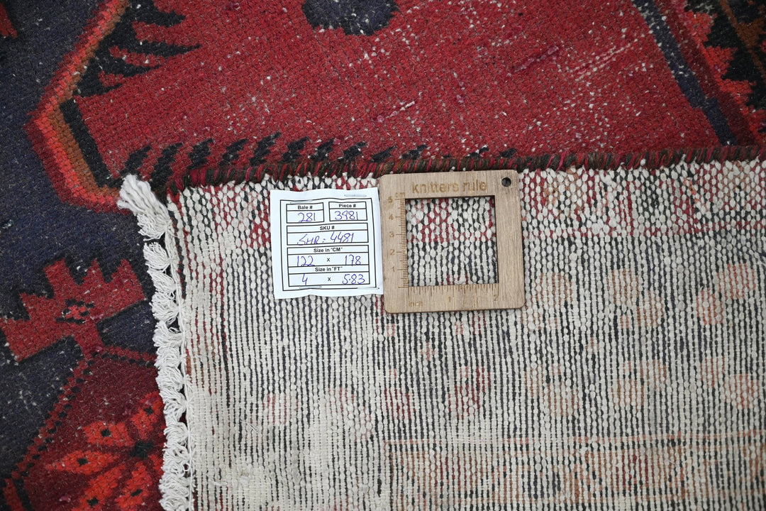 red Accent rug 4' 0" x 5' 10"
