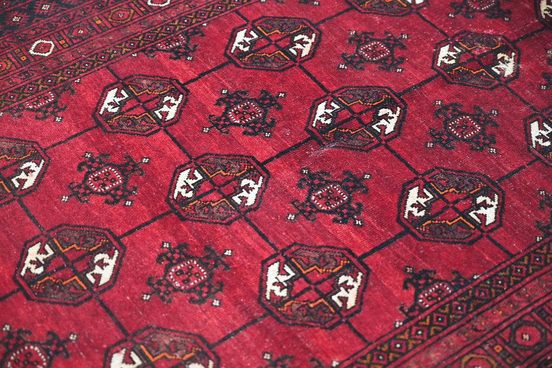 red Accent rug 3' 9" x 6' 2"