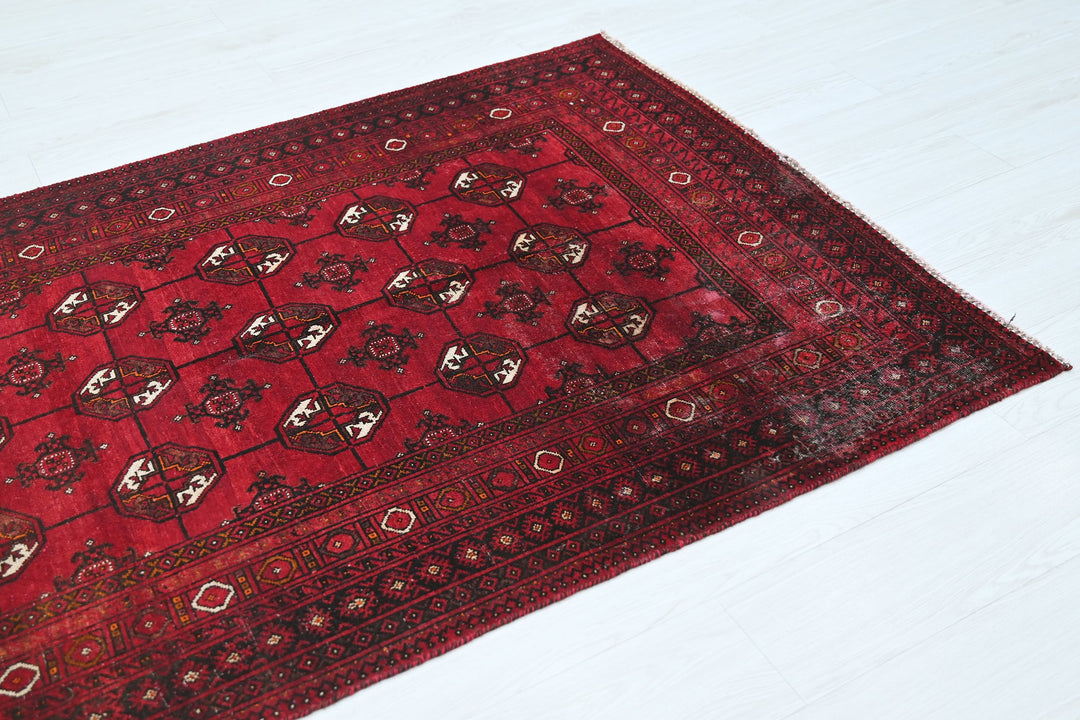 red Accent rug 3' 9" x 6' 2"