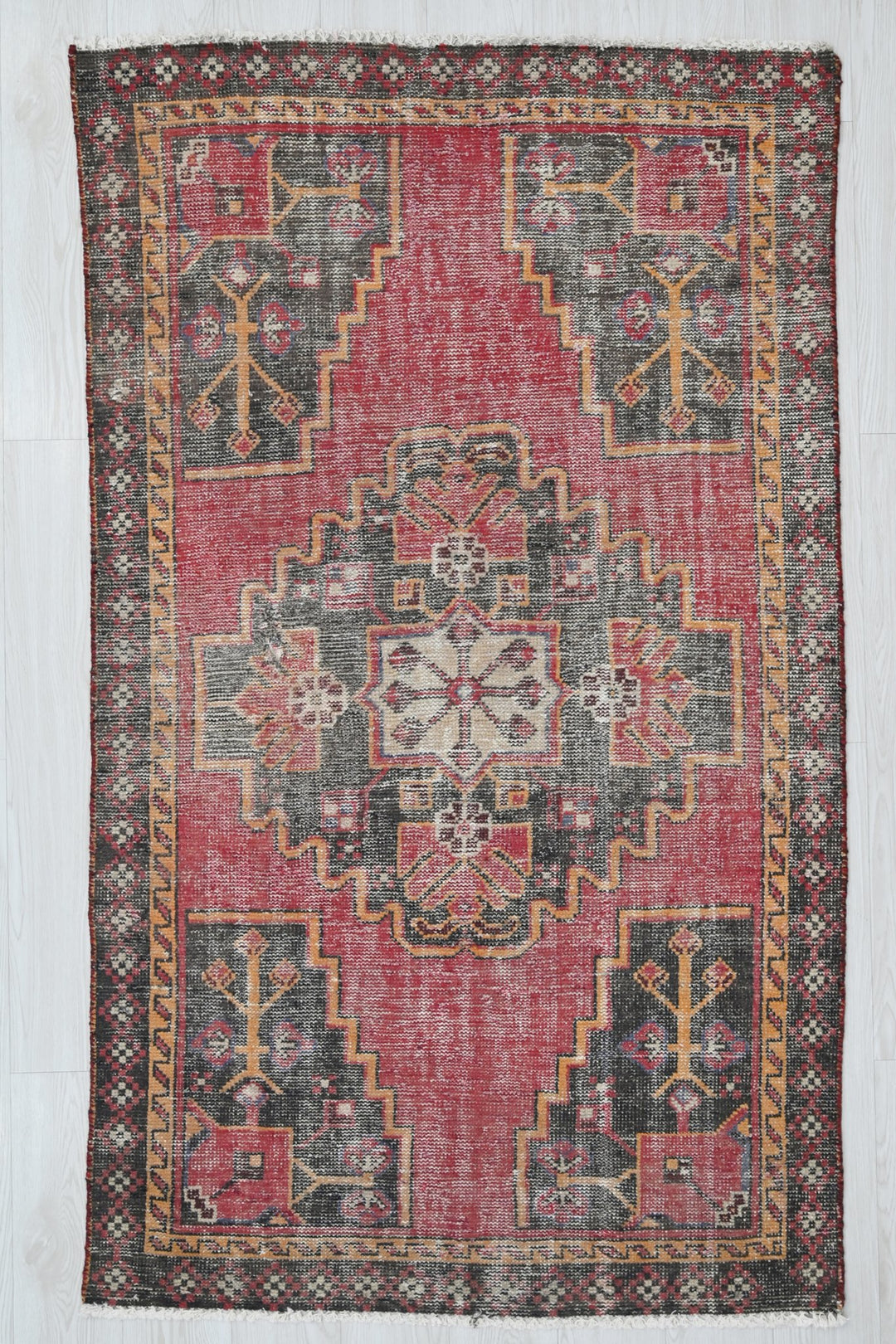 red Accent rug 3' 6" x 6' 0"