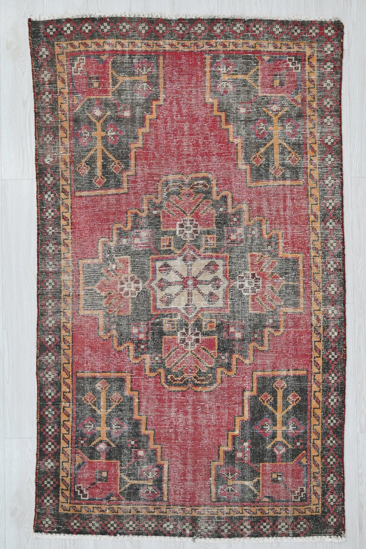 red Accent rug 3' 6" x 6' 0"