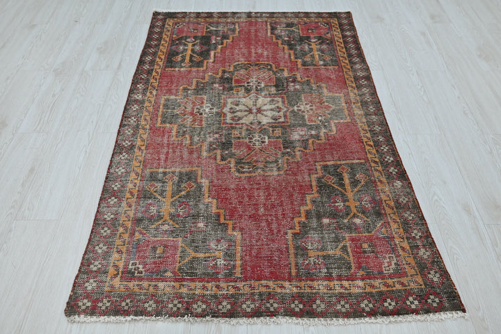 red Accent rug 3' 6" x 6' 0"
