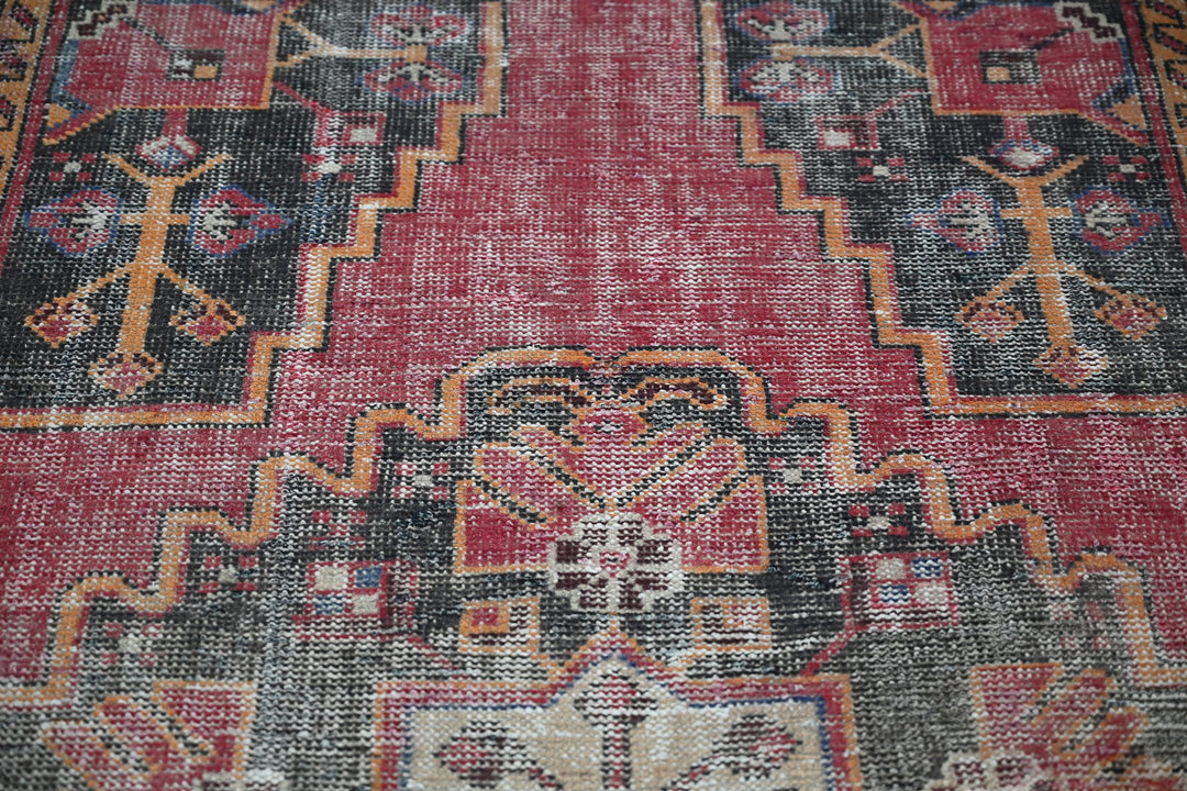 red Accent rug 3' 6" x 6' 0"