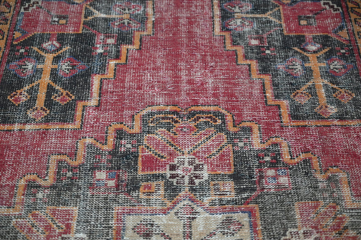 red Accent rug 3' 6" x 6' 0"
