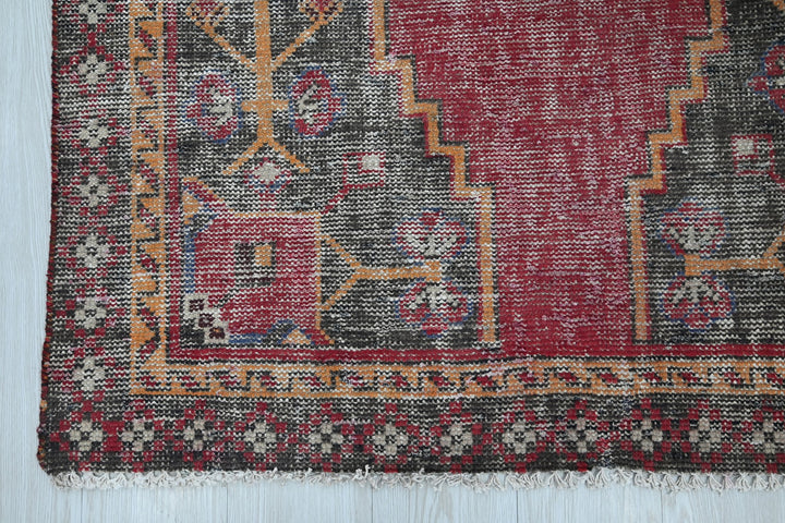 red Accent rug 3' 6" x 6' 0"