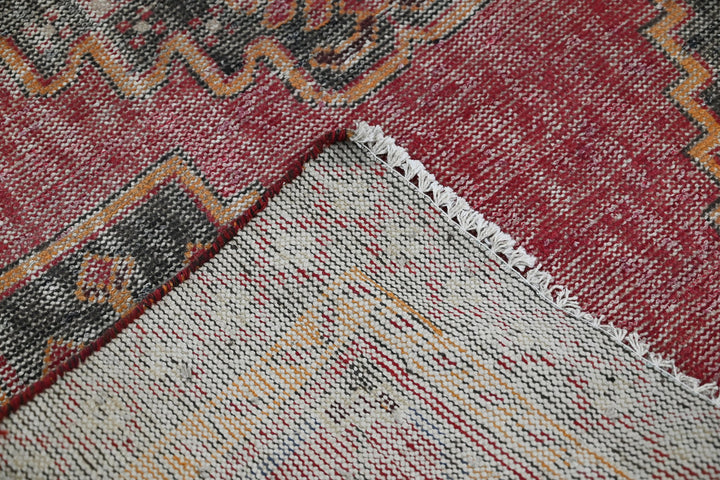 red Accent rug 3' 6" x 6' 0"