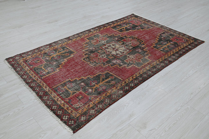 red Accent rug 3' 6" x 6' 0"