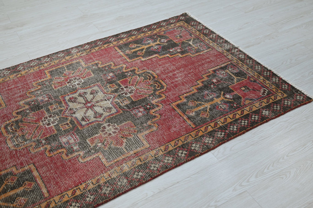 red Accent rug 3' 6" x 6' 0"