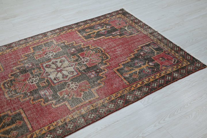 red Accent rug 3' 6" x 6' 0"