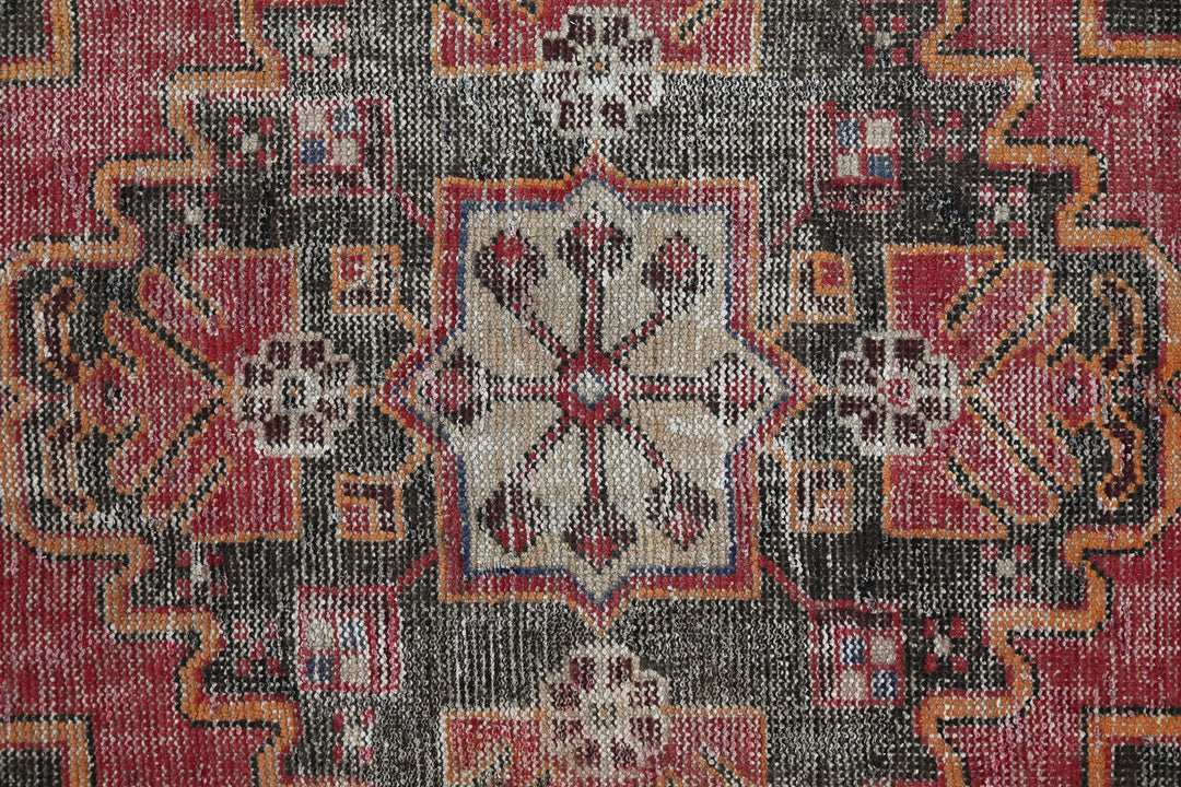 red Accent rug 3' 6" x 6' 0"