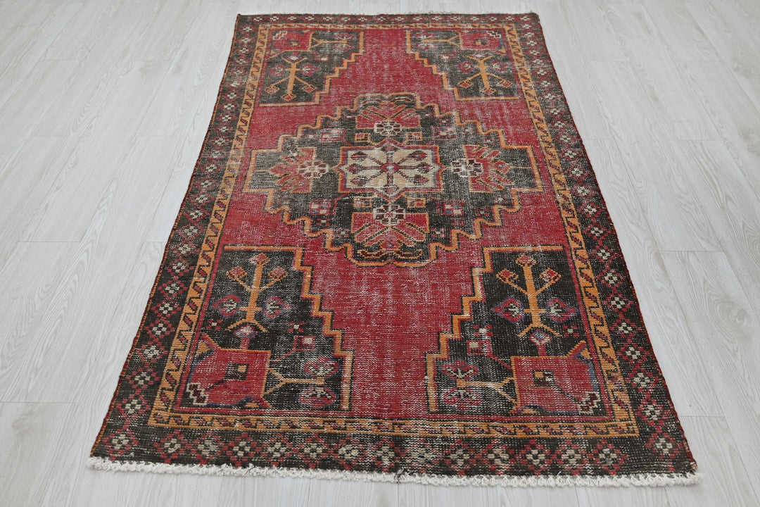 red Accent rug 3' 6" x 6' 0"