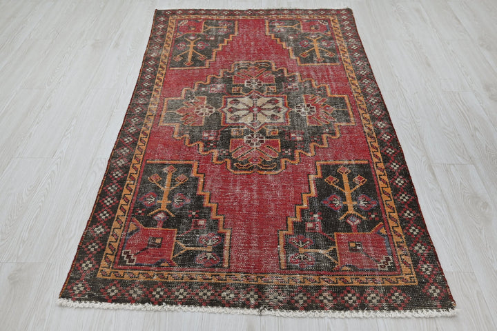 red Accent rug 3' 6" x 6' 0"
