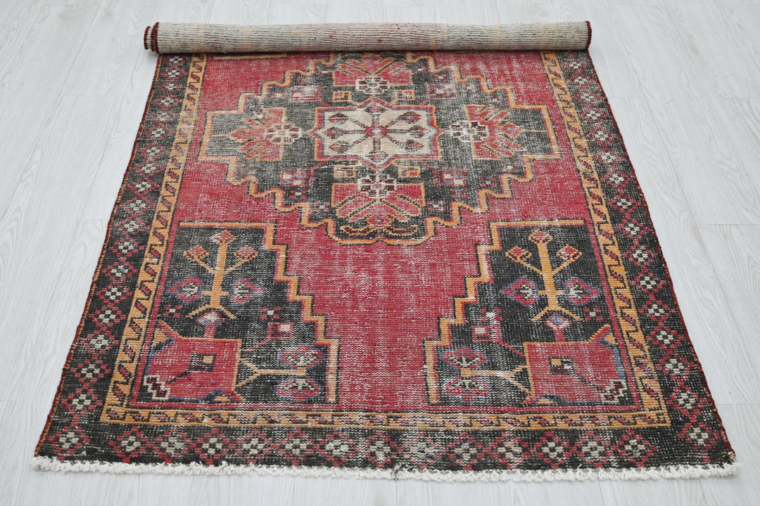 red Accent rug 3' 6" x 6' 0"